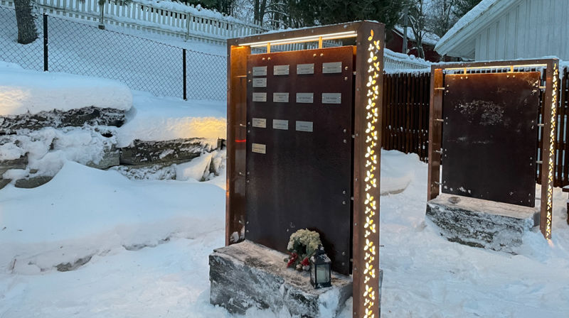 Navneplater montert på minnelunden