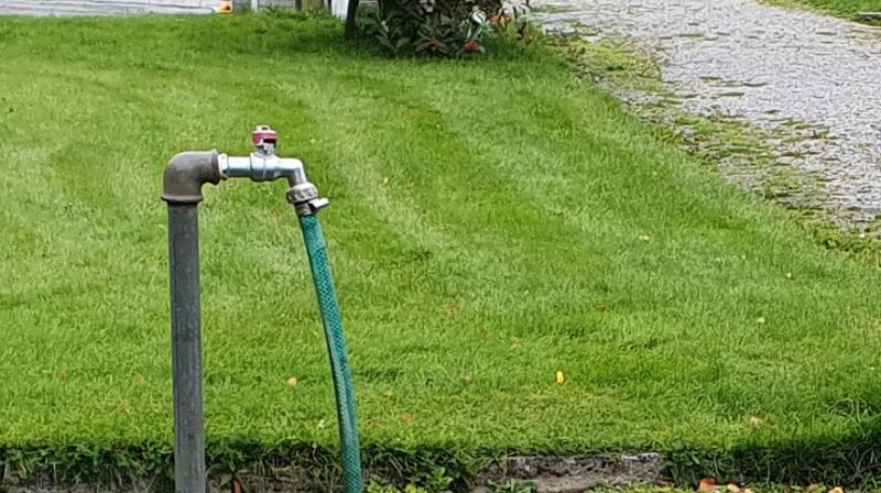 Vi åpner opp vannet på gravplassene en etter en