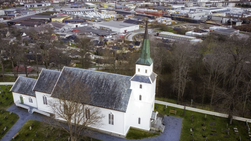Innvielse av nye flaggstenger ved Egge kirke