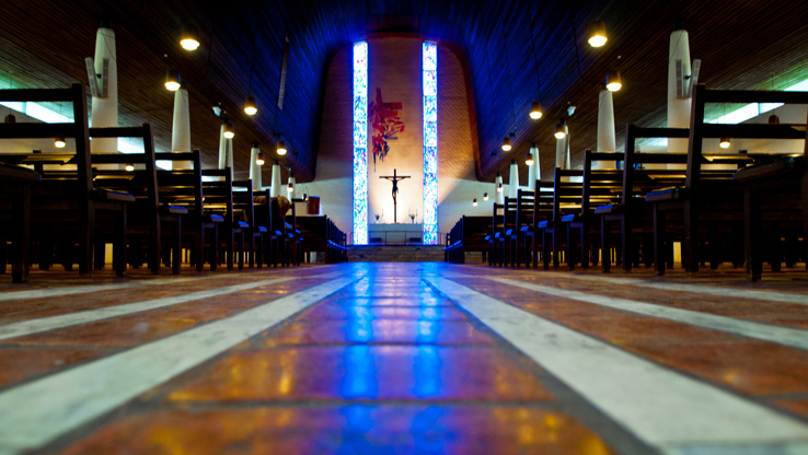 Avlyser ALLE gudstjenester