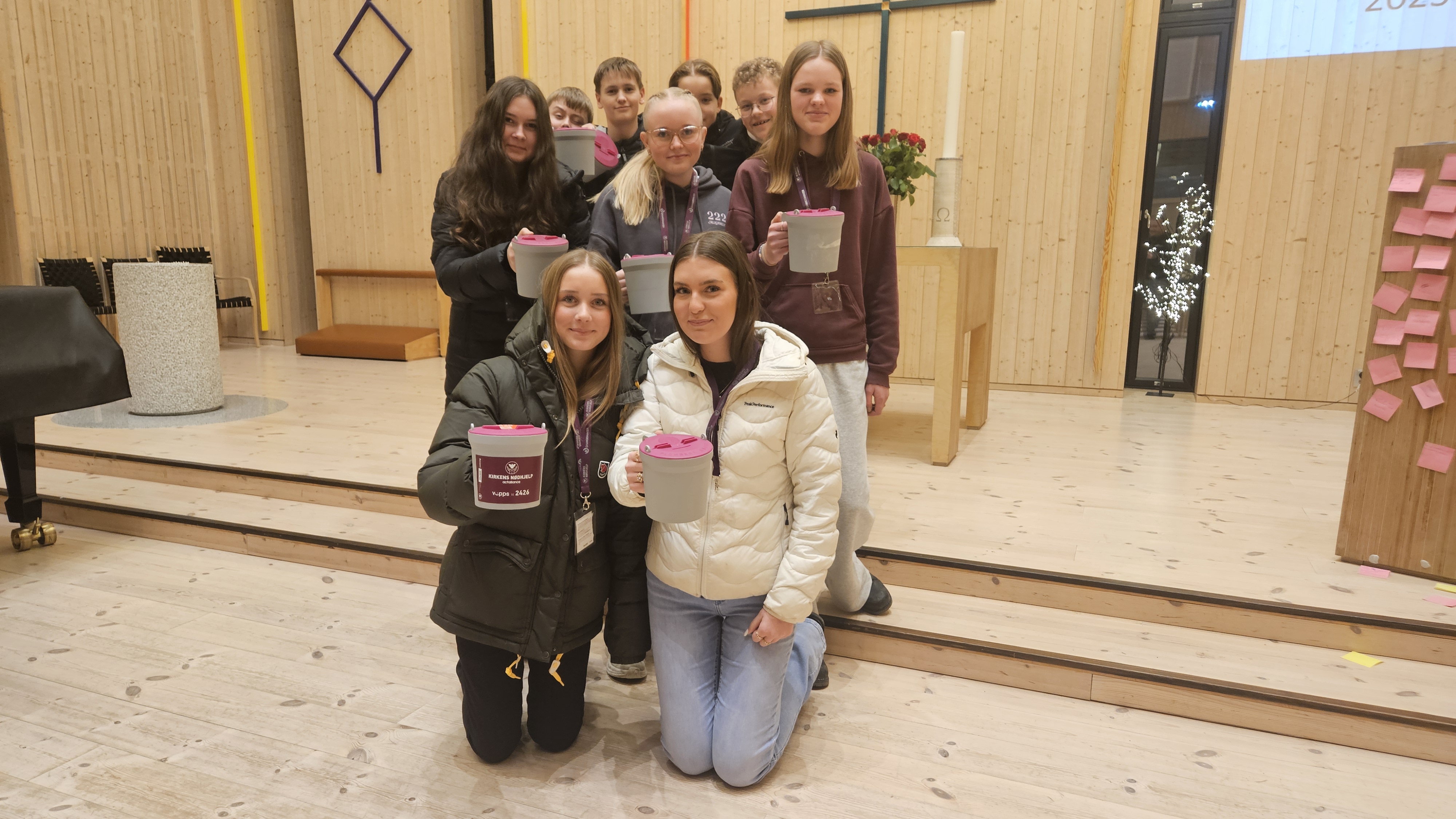 På bildet ser vi noen av konfirmantene som skal være med på aksjenen:Alexander Resell, Håkon Rolfseng Larsen, Ludvig Brandsæter-Larsen, Emrik Saur HovdeLive Merete Hauge, Elina Marianne Tyholt, Julie LoengElla Linnea Olsson, Nathalie Ringstad Guttelvik