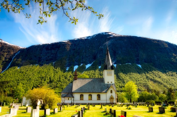 Stordal kyrkje
