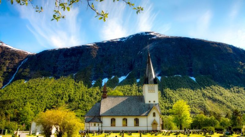 Stordal kyrkje
