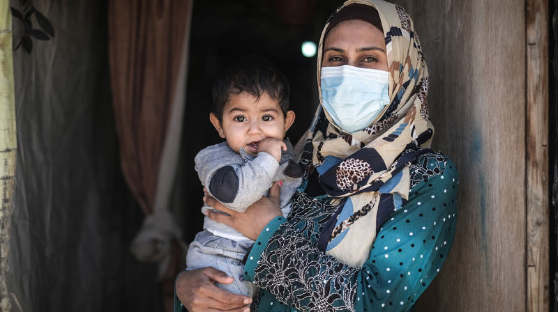 Foto: João Sousa . Mamma Weedad Ahmad Al-Khalaf er bekymra for framtida til dottera Talia på eitt år. Det er ikkje noko for dei å gjera i flyktningleiren i Bekaadalen, og dei har heile livet på vent