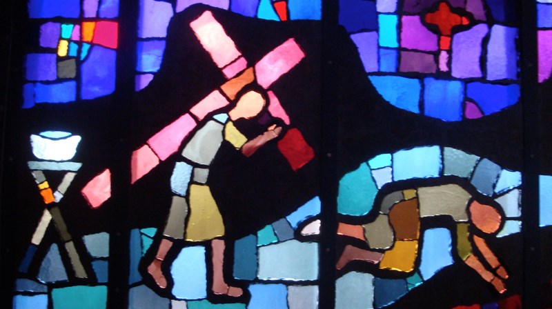 Bilde 1-3 i Victor Sparres glasmalerier i Jeløy kyrkje som følger Jesu vandring mot Golgata.