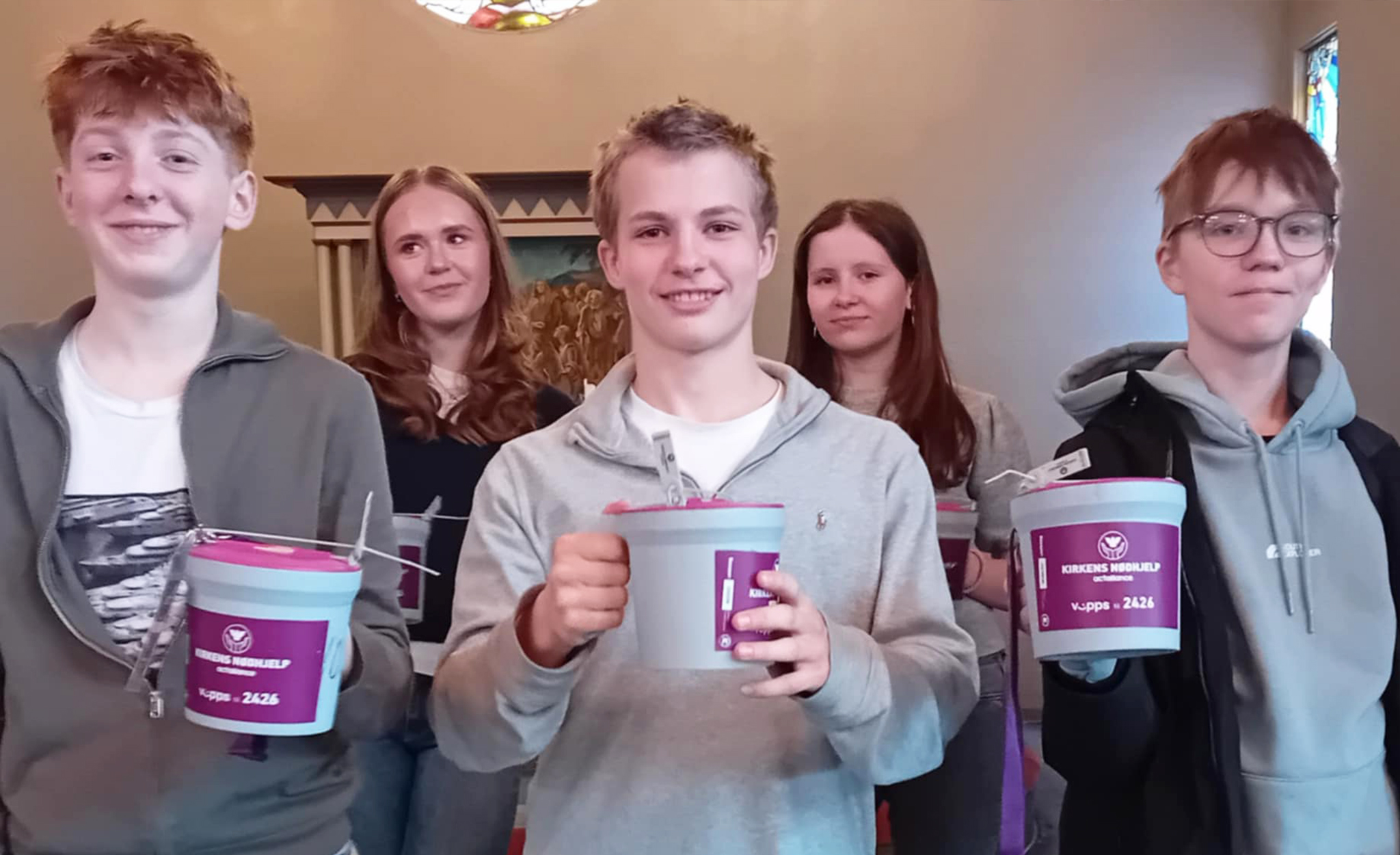 På bildet av konfirmantane Framme frå venstre: Magnus Vegsund Nesje, Dennis Johansen, Benjamin Bigton Strand Bakfrå venstre: Leonora Midtgaard Lyngstad og Luna Alida Eikrem