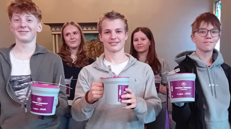 På bildet av konfirmantane Framme frå venstre: Magnus Vegsund Nesje, Dennis Johansen, Benjamin Bigton Strand Bakfrå venstre: Leonora Midtgaard Lyngstad og Luna Alida Eikrem