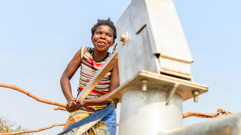 Brønnen i Kasalaulo i Zambia er rett utanfor huset til seksbarnsmora. Tilgang til reint vatn har forandra livet hennar. Ho kan mellom anna bruka mykje meir tid på å dyrka kassava og mango.