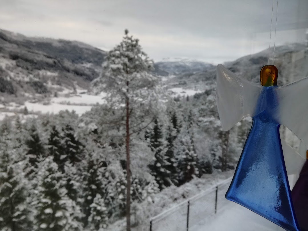 Fred over jorda, menneske fryd deg! Oss er ein evig Frelsar fødd!