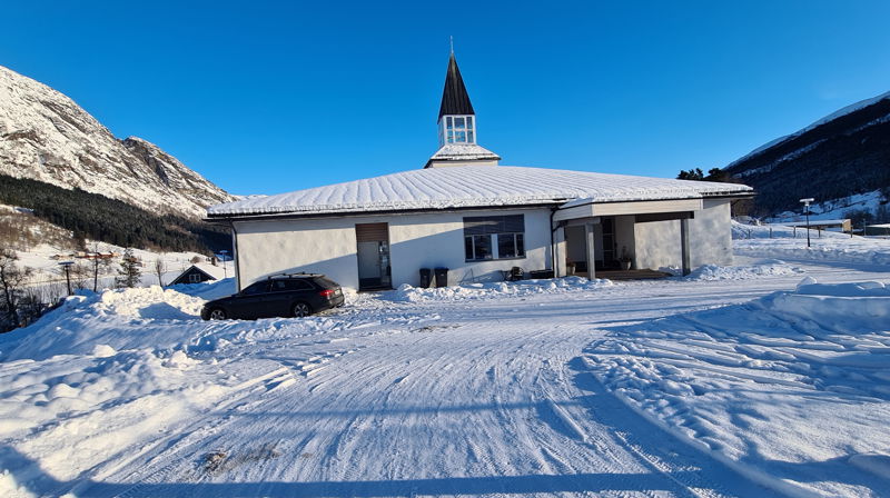 Gudsteneste på kyrkjebakken Vassenden kyrkjesenter