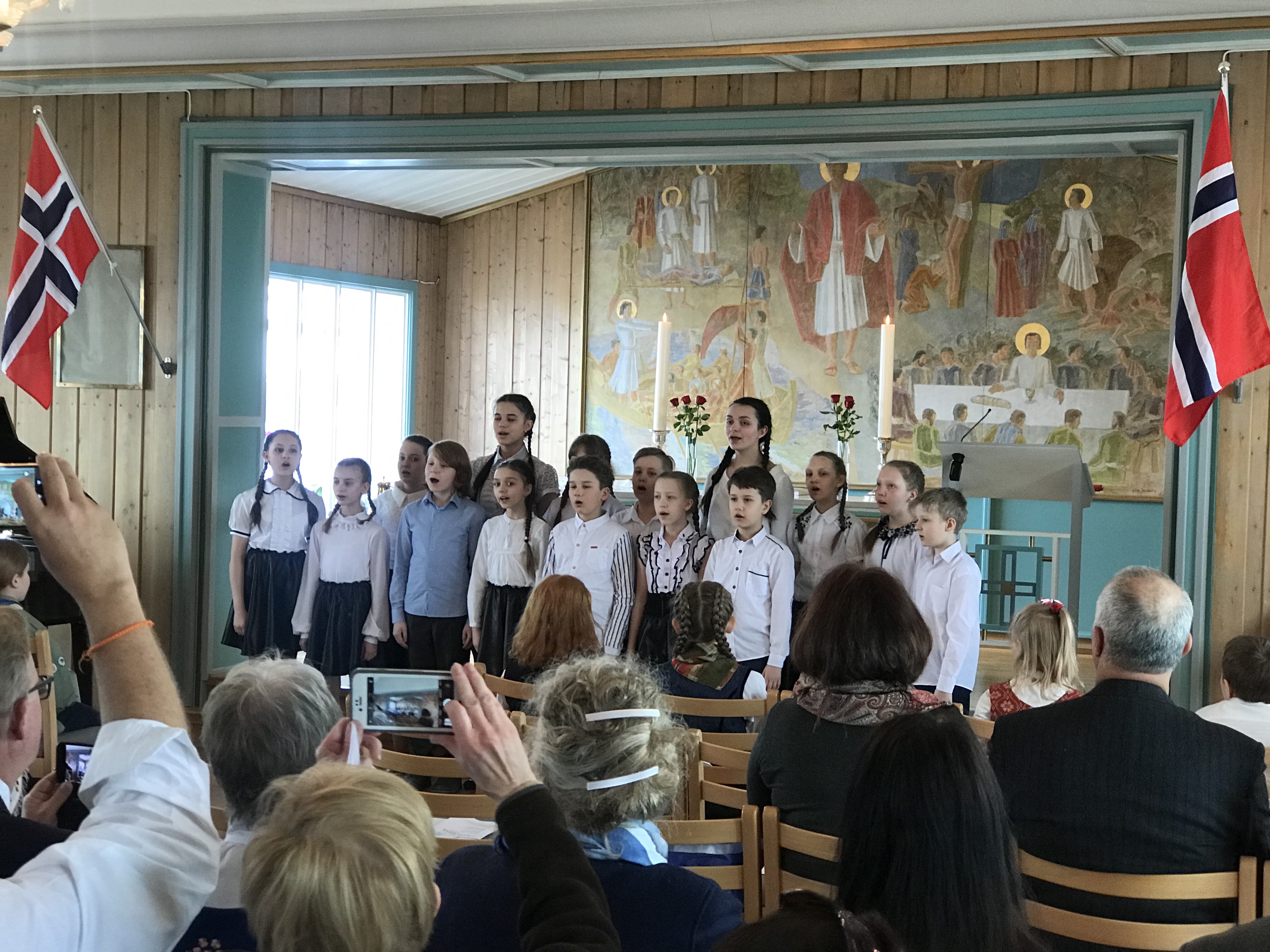 Barn fra Barentsburg synger i Svalbard kirke i 2019, foto Jovna Z. Dunfjell