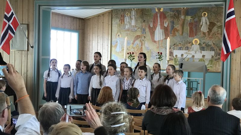 Barn fra Barentsburg synger i Svalbard kirke i 2019, foto Jovna Z. Dunfjell