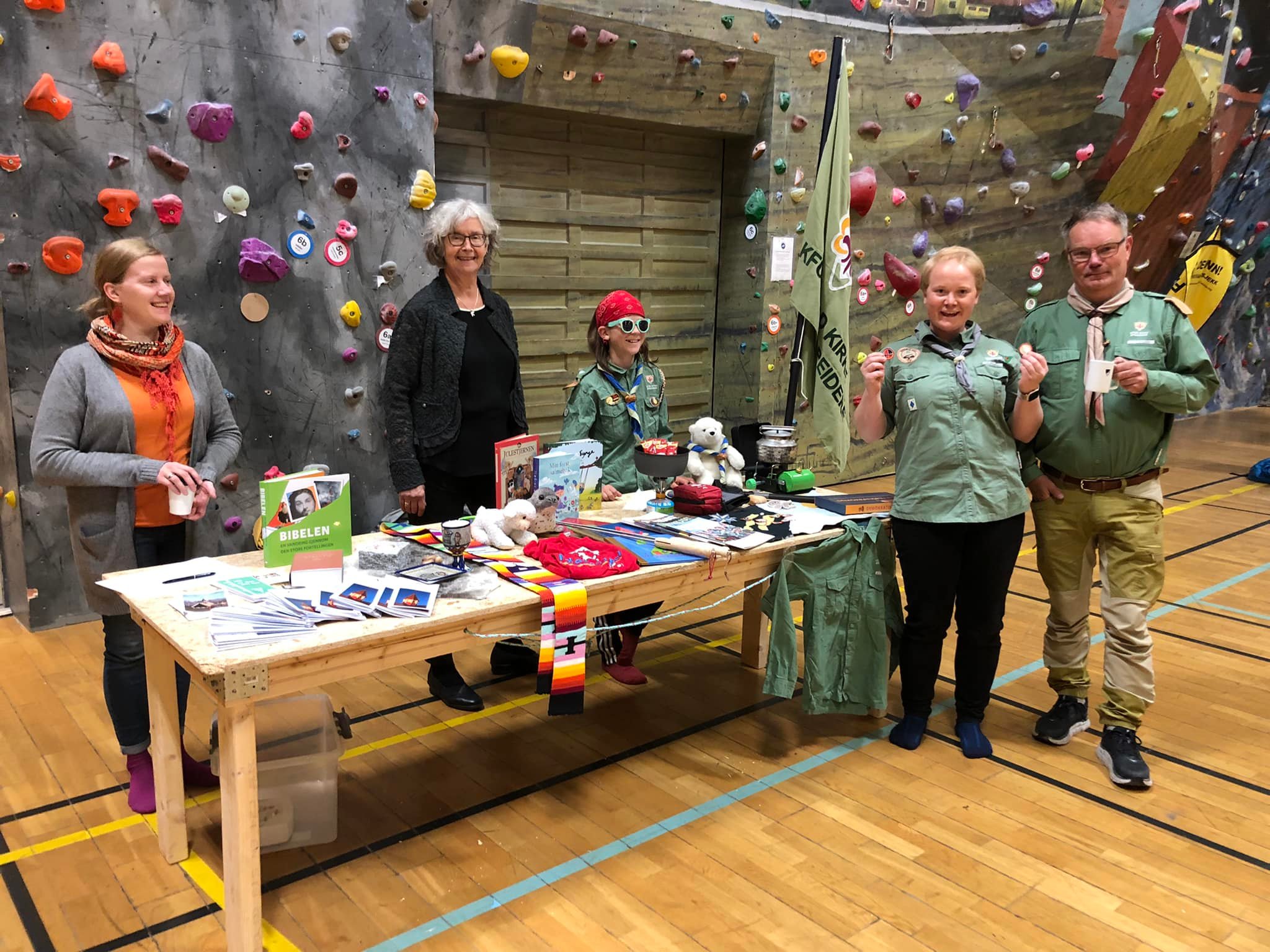 Svalbard kirkes team på aktivitetsmessa i Svalbardhallen august 2022.