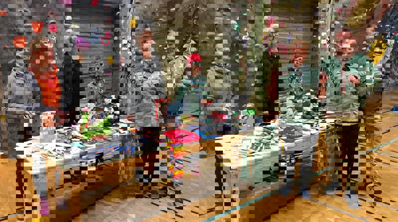 Svalbard kirkes team på aktivitetsmessa i Svalbardhallen august 2022.