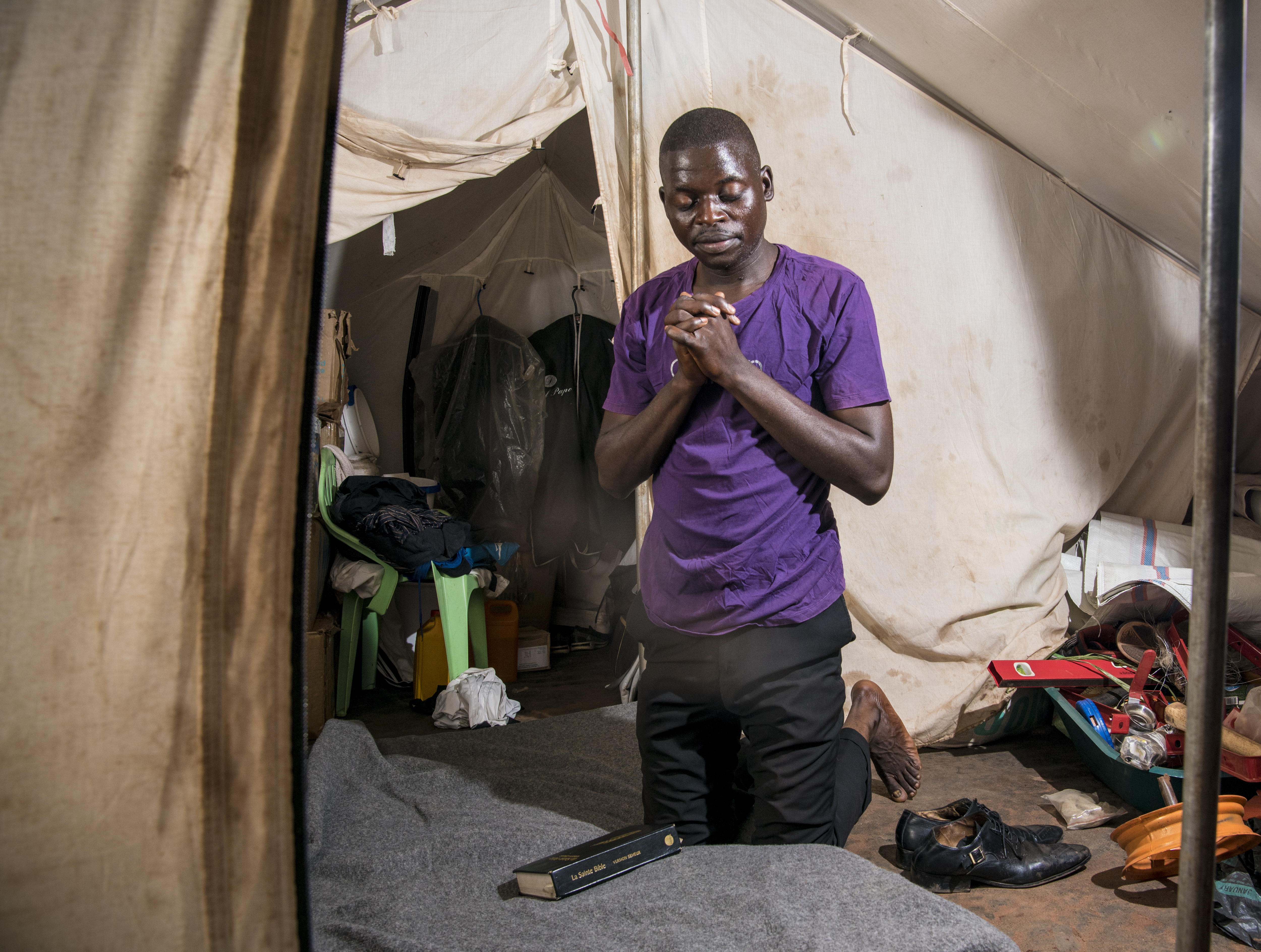 Fast rutine: I en krok i flyktningleiren står teltet der Innocent Nigindu sover. Han avslutter alltid dagen med å lese 15 minutter i Bibelen, og be en bønn til Gud. Troa ble sterkere etter flukten, forteller Innocent, fordi Gud hjalp han og familien bort fra krigen i live.