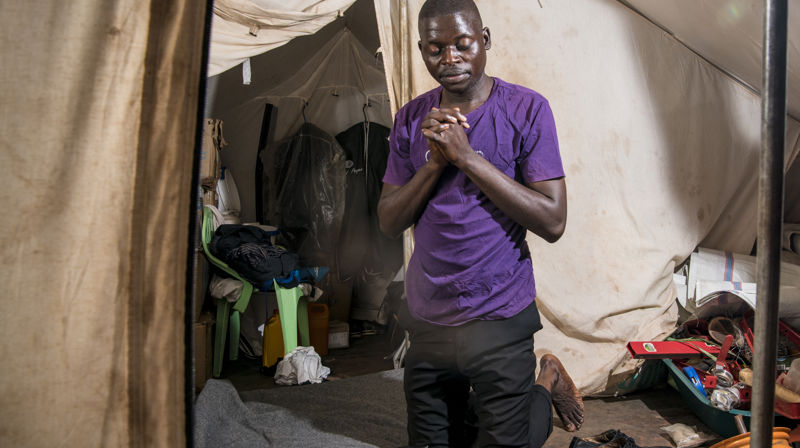 Fast rutine: I en krok i flyktningleiren står teltet der Innocent Nigindu sover. Han avslutter alltid dagen med å lese 15 minutter i Bibelen, og be en bønn til Gud. Troa ble sterkere etter flukten, forteller Innocent, fordi Gud hjalp han og familien bort fra krigen i live.