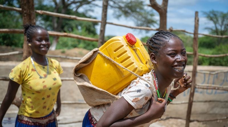 Gjennom Kirkens Nødhjelps fasteaksjon bidrar norske menigheter til at mennesker kan få livsviktig støtte. Tsion (12) og Gaba (13) har fått rent vann i landsbyen i South Omo sør i Etiopia. Foto: Kirkens Nødhjelp.