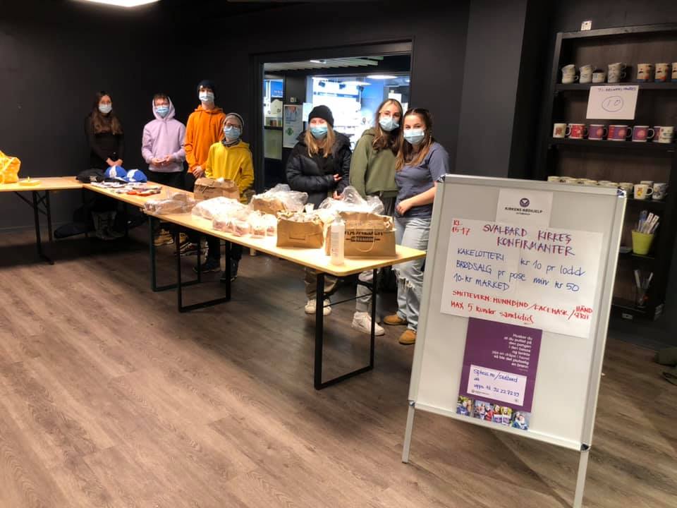 Konfirmantene solgte bakverk og hadde kakelotteri på Lompensenteret
