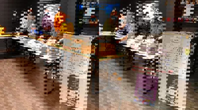 Konfirmantene solgte bakverk og hadde kakelotteri på Lompensenteret