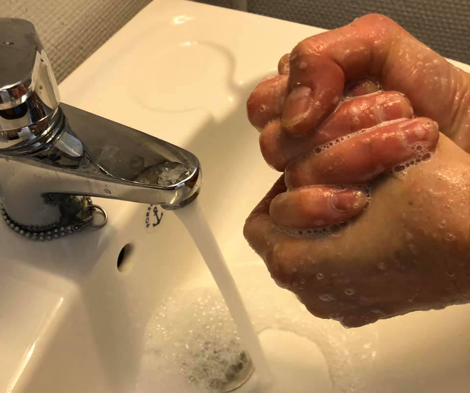 Diakoniarbeider Torunn Sørensen er nøye med håndvasken.