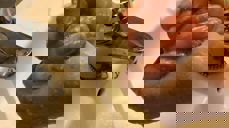 Diakoniarbeider Torunn Sørensen er nøye med håndvasken.