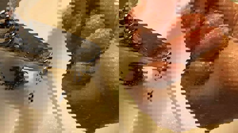 Diakoniarbeider Torunn Sørensen er nøye med håndvasken.