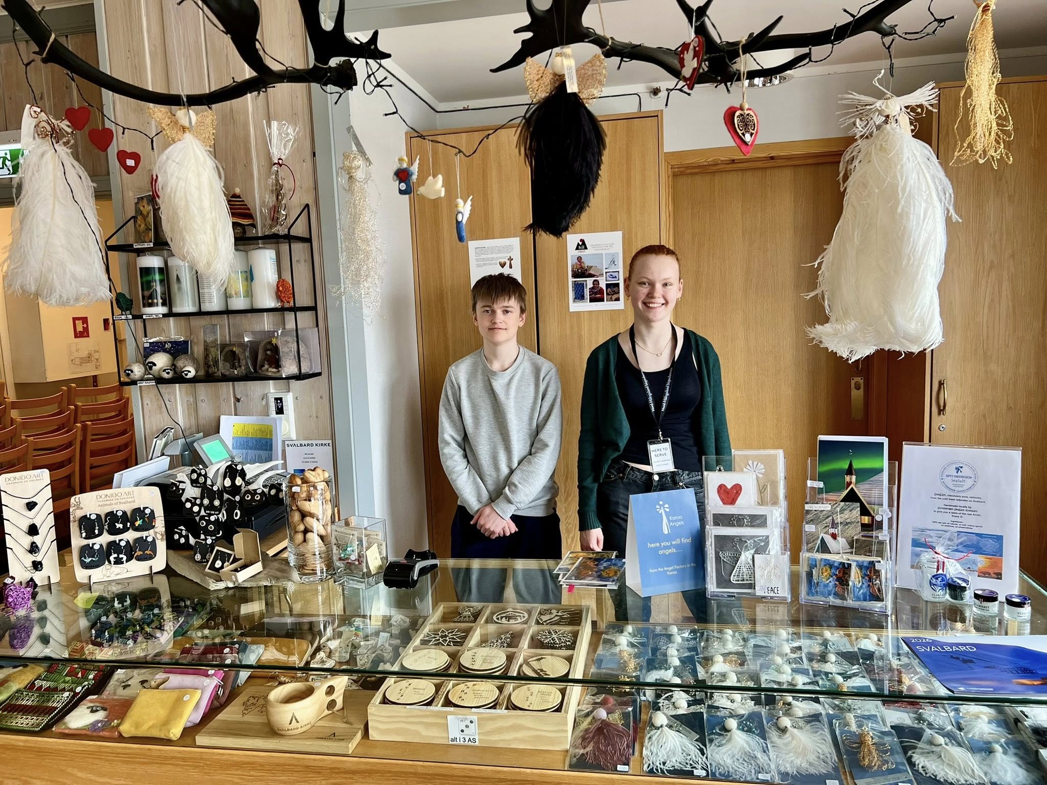 Her er våre superblide kirkeverter!