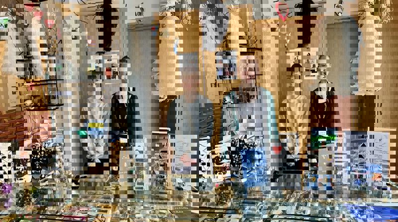 Her er våre superblide kirkeverter!