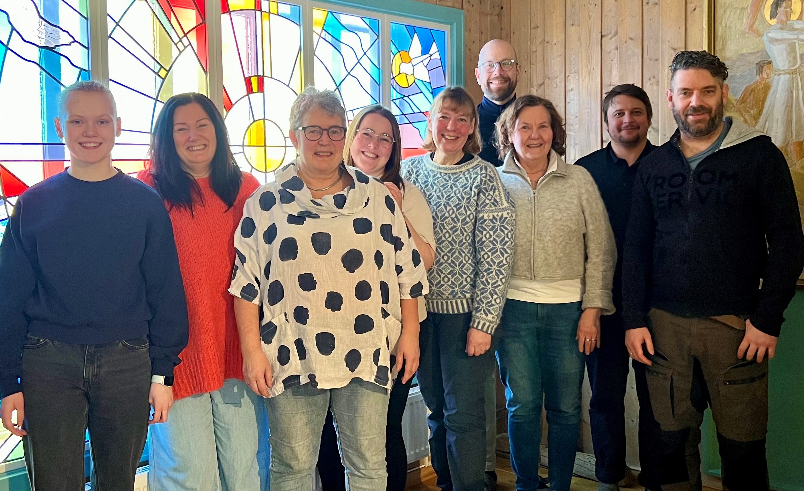 Her er hele kirkerådet samlet. Fra venstre: Ingeborg Oldernes Hoem, Gry Heidi Skarseth, Hilde Henningsen, Katrine Boel Gregussen, Saskia Heynekamp, Espen Klungseth Rotevatn, Wenche Sørensen, Christian Schjerpen og Oddgeir Kverme. Vara fra LL Anne Marit Grøndalen var ikke tilstede.