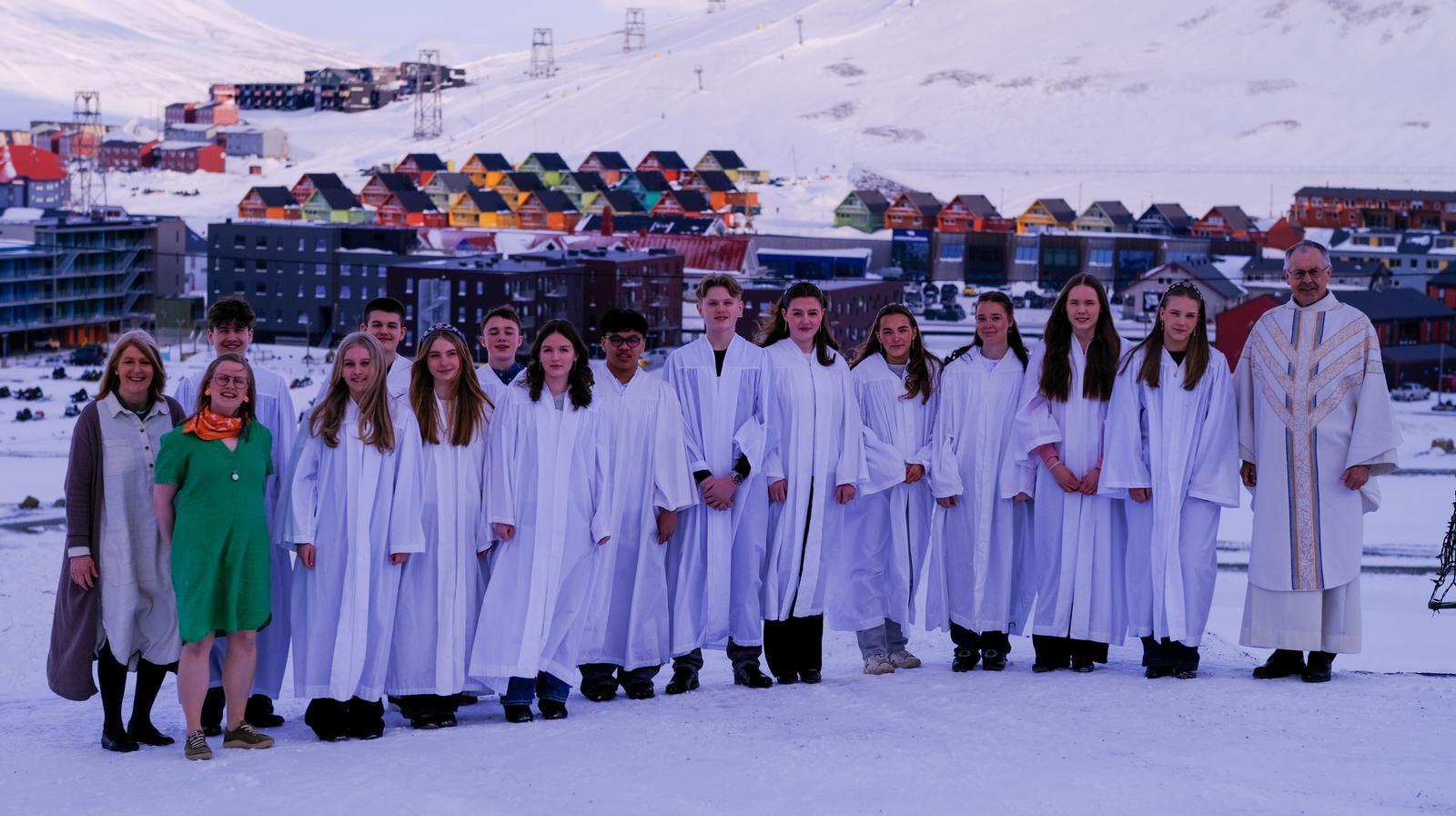Konfirmantene i Svalbard kirke april 2025. Foto: Den norske kirke