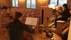 Kantor Knut Størdal og cellist Markus Eriksen i skjønn forening!