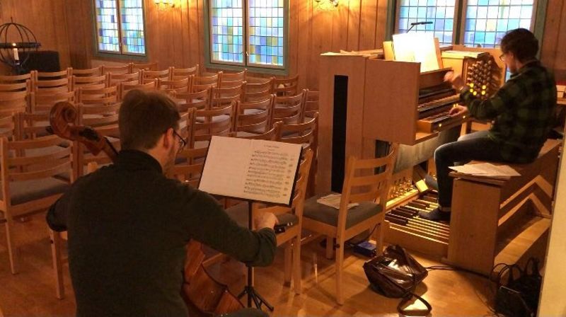 Kantor Knut Størdal og cellist Markus Eriksen i skjønn forening!