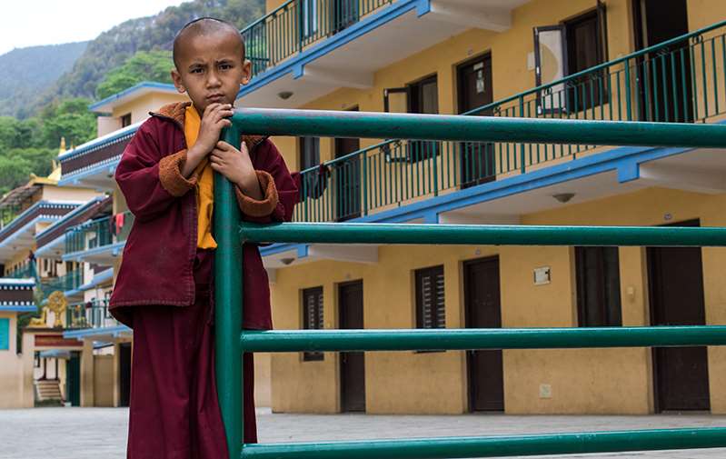 Barn ned i 6 års alderen får skolegang og livet sitt i klosteret. Foto: Leif Magne Helgesen.