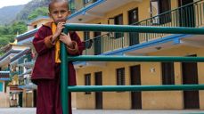 Barn ned i 6 års alderen får skolegang og livet sitt i klosteret. Foto: Leif Magne Helgesen.