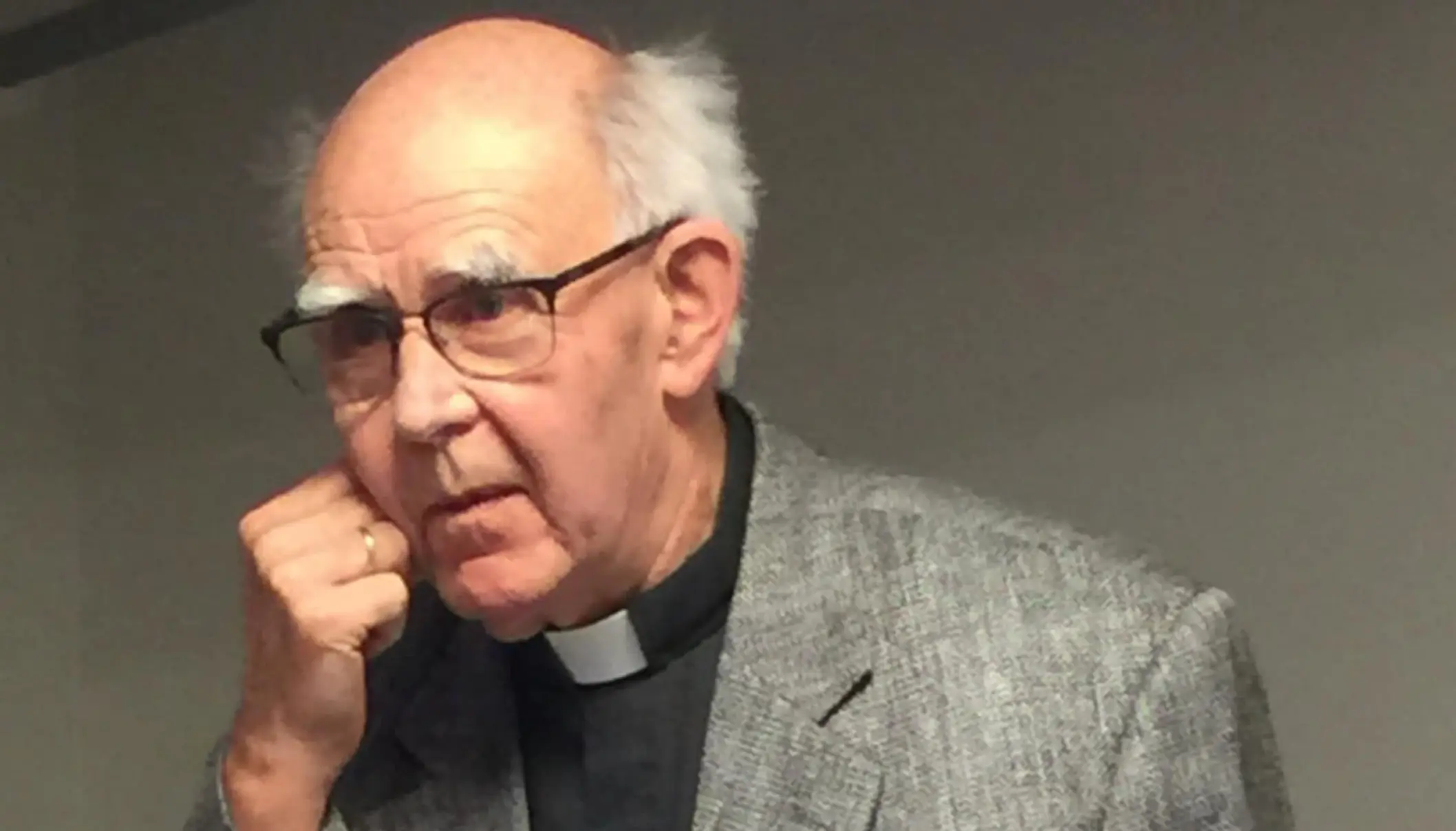 Bildet ble tatt i forbindelse med en jubileumstale ved Døvekirken i Trondheim i 2017. Bjørn Johan Sørensen gjør døvetegnet for «Trondheim» ved å løfte neven til haken. Foto: Privat/døvekirken