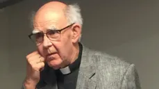 Bildet ble tatt i forbindelse med en jubileumstale ved Døvekirken i Trondheim i 2017. Bjørn Johan Sørensen gjør døvetegnet for «Trondheim» ved å løfte neven til haken. Foto: Privat/døvekirken