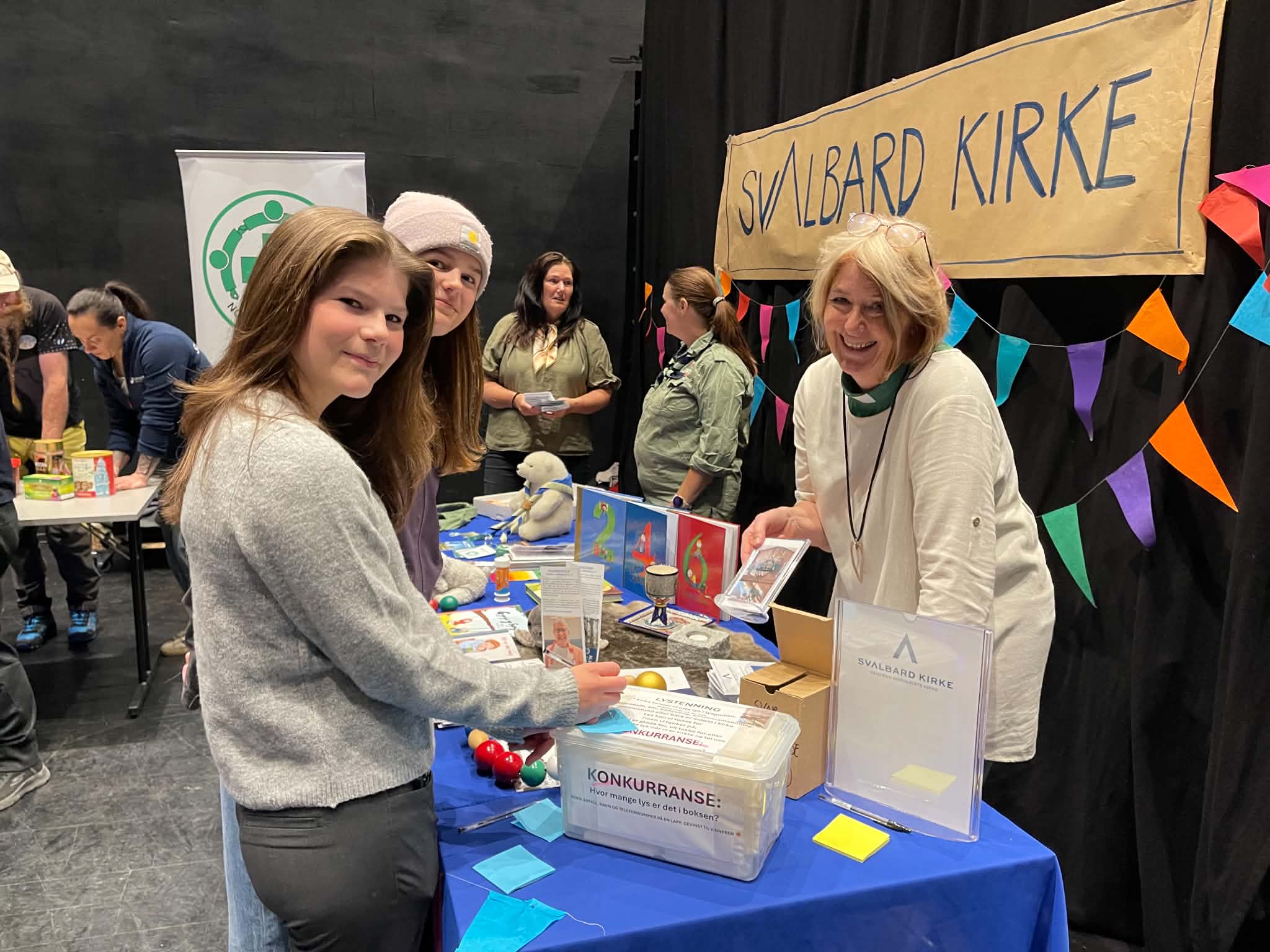 Selma og Sofie er akkurat innskrevet som konfirmanter i Svalbard kirke, og har tidligere vært med i Polargospel. Her er de sammen med diakon/bestyrer Helga, og bak ser vi speiderlederne Marie og Gry Heidi.