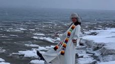 Må hun og konfirmantene i havet også i år? Om vi når 50.000 kr, gjør vi det!