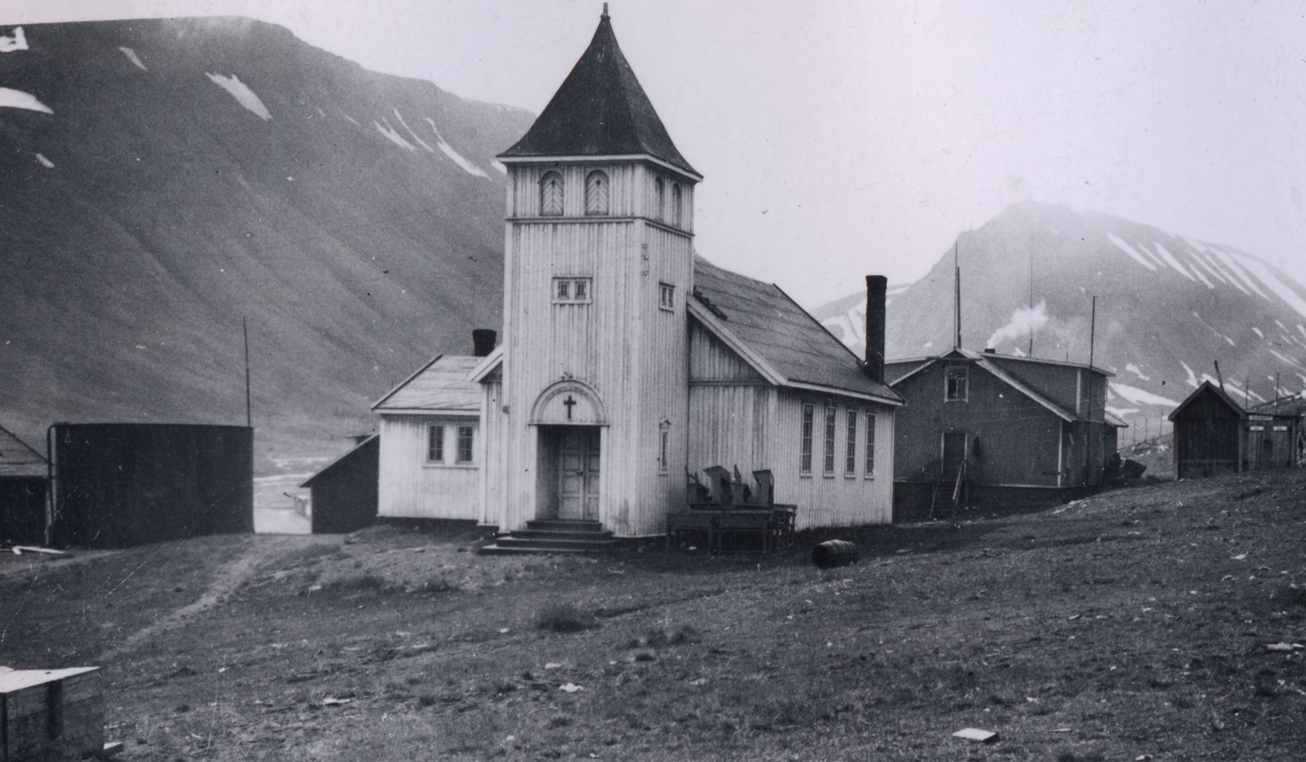 Fig. 1. Vor Frelsers kirke 17. juli 1938. Foto © Norsk Polarinstitutt.