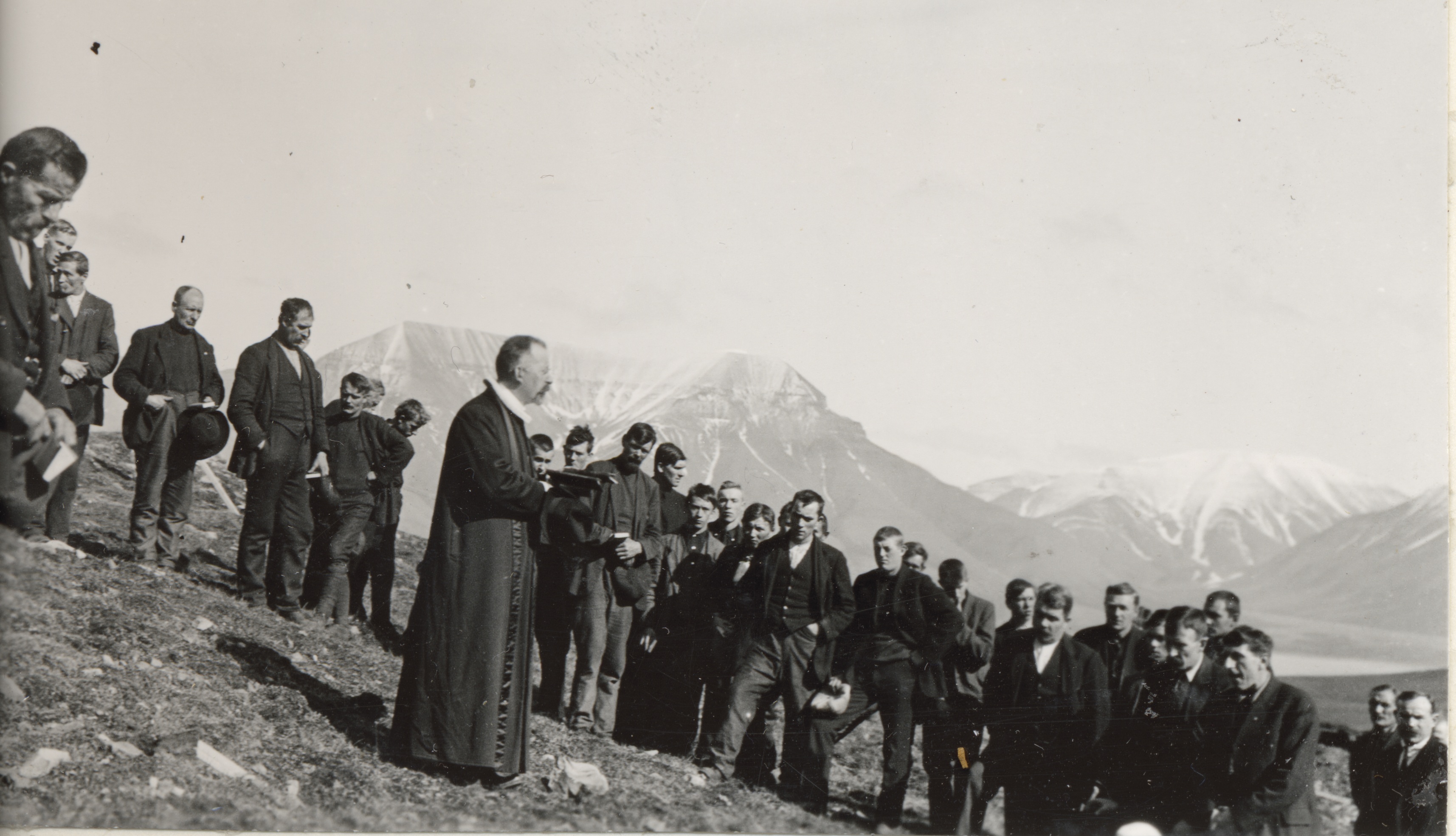 Fig. 1. Professor Edvard Sverdrup vigsler gravplassen i Longyearbyen 13. juli 1919. Foto © Norsk Polarinstitutt. 