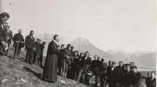 Fig. 1. Professor Edvard Sverdrup vigsler gravplassen i Longyearbyen 13. juli 1919. Foto © Norsk Polarinstitutt.
