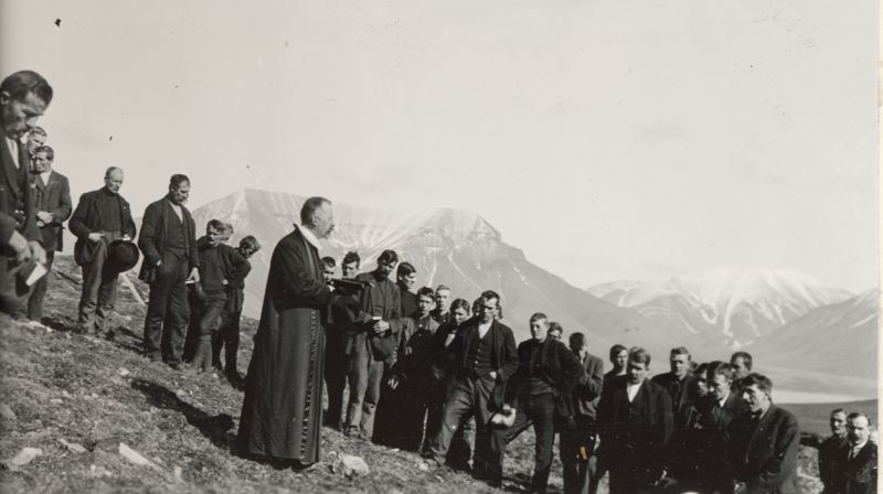 Fig. 1. Professor Edvard Sverdrup vigsler gravplassen i Longyearbyen 13. juli 1919. Foto © Norsk Polarinstitutt.
