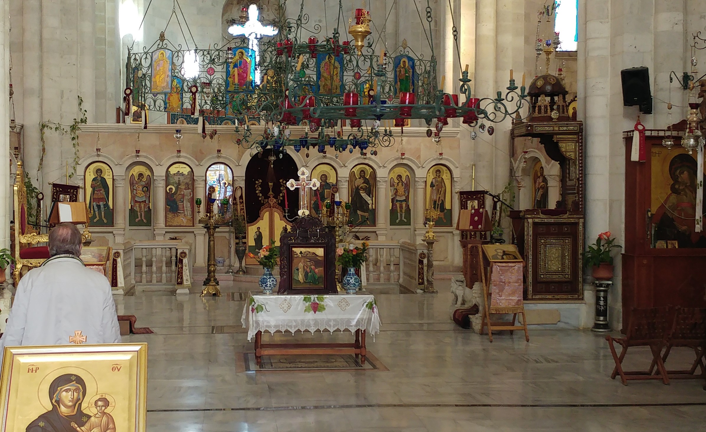 Interiøret i St. Fotinis kirke, Nablus. Trappen kan skimtes midt i bildet. Foto: Andreas Nornes