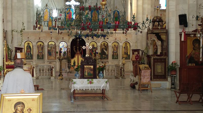 Interiøret i St. Fotinis kirke, Nablus. Trappen kan skimtes midt i bildet. Foto: Andreas Nornes
