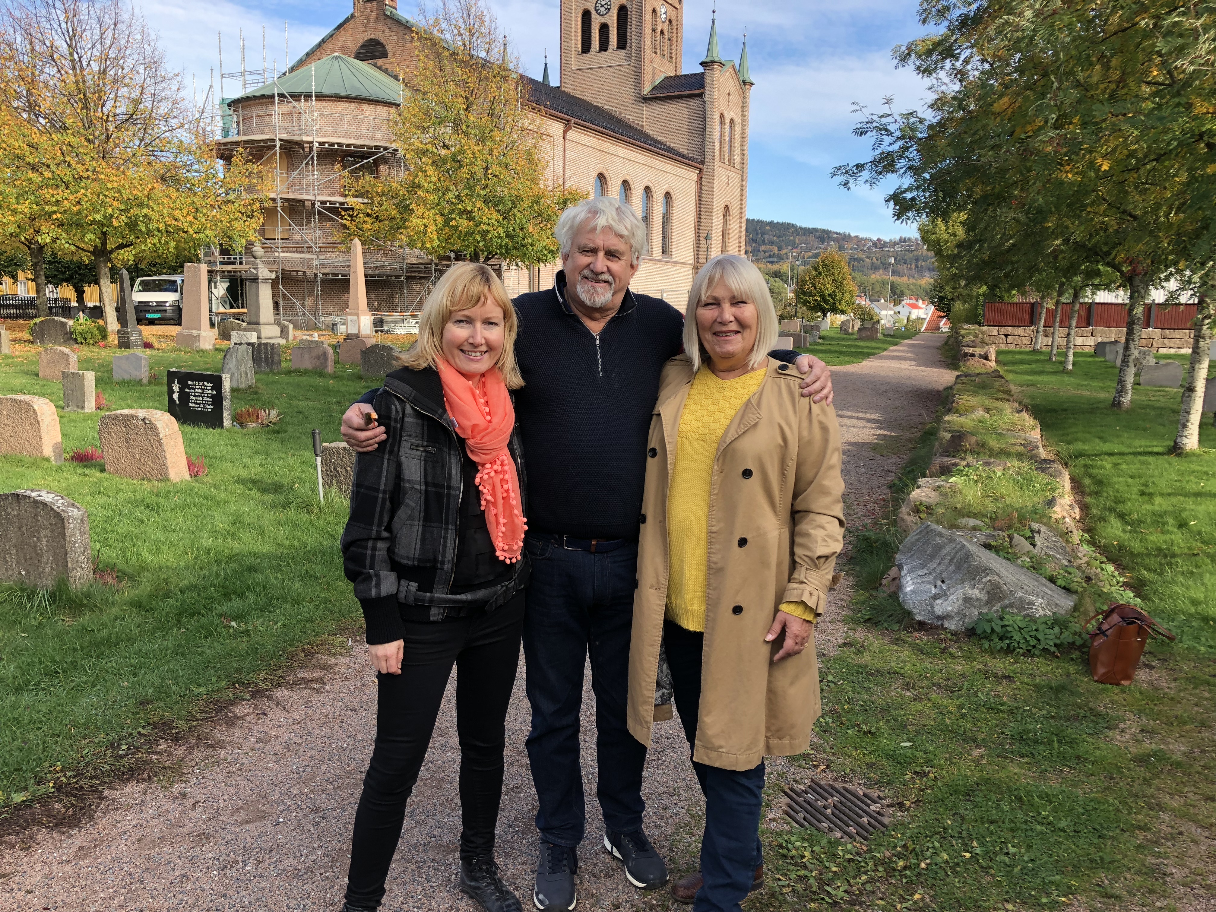 Formann for vokalis Hilde Holm og formann for Mannskoret Terje Iversen og kantor Synnøve Solberg