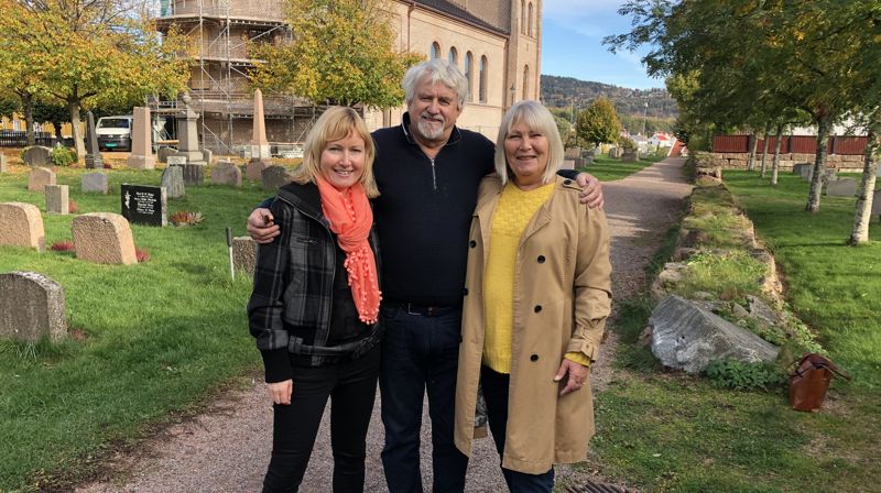 Formann for vokalis Hilde Holm og formann for Mannskoret Terje Iversen og kantor Synnøve Solberg