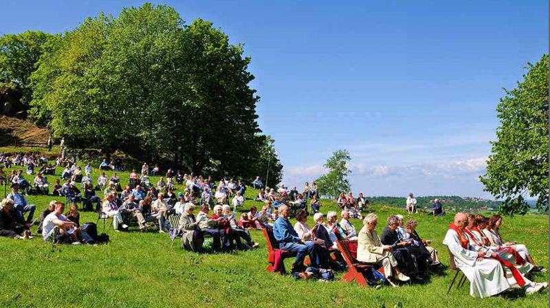 Dåp 2. pinsedag på Slottsfjellet