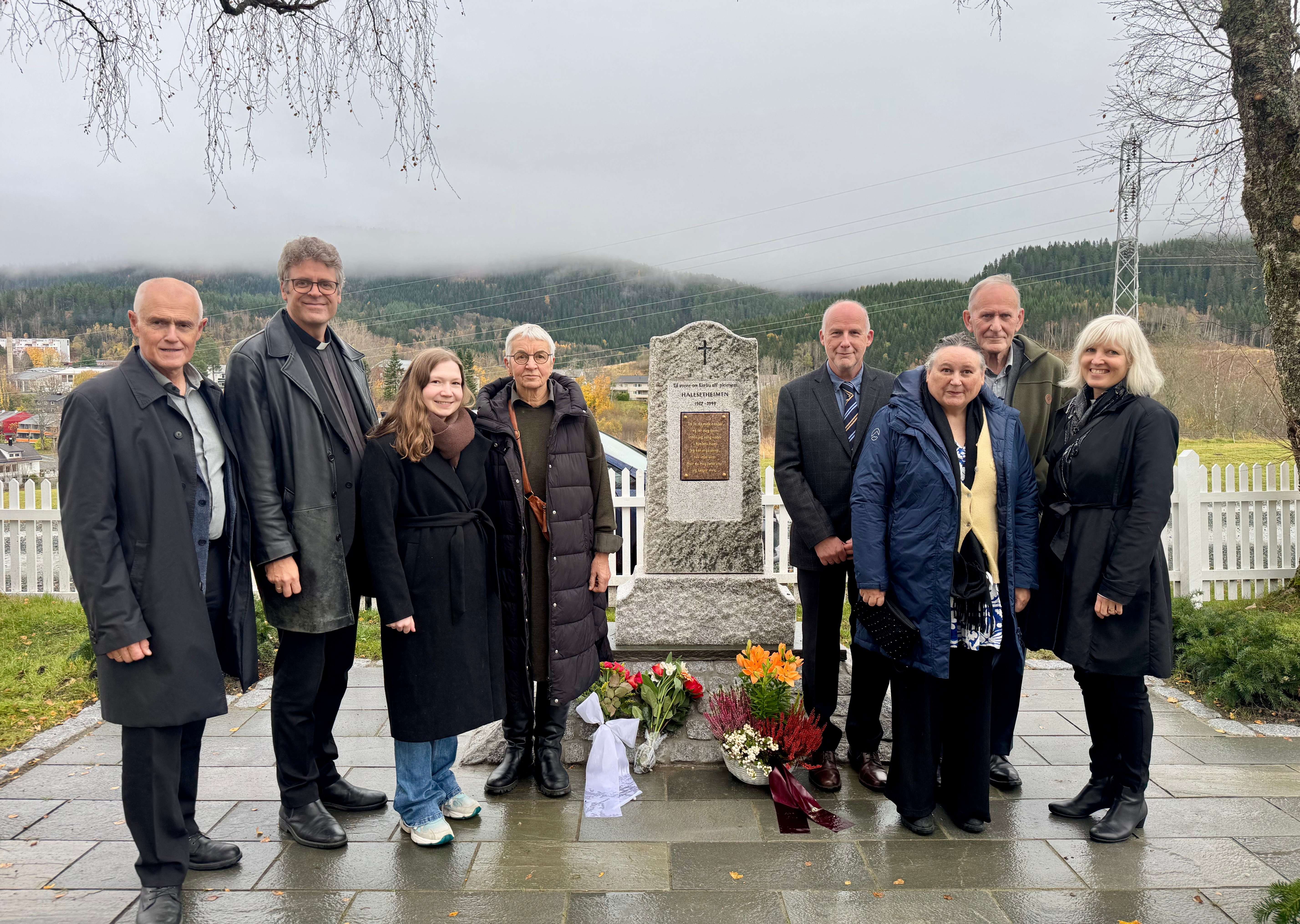 Avduking av minnesmerket. Fv. Kjell Inge Nordgård (kirkeverge), Sveinung Enstad (sokneprest), Hilde Elise Hvarregaard (prosjektleder/landskapsarkitekt Kirkelig fellesråd), Jorun Kraft Mo (kunstner), Arnt Morten Holmli (Kirkelig fellesråd og leder av arbeidsgruppa), Nils Grendstad (arbeidsgruppa), Astrid Grendstad (Kirkegårdskomiteen )og Bodil Slørdal (prost), Foto: Yngvil Bjellaanes 
