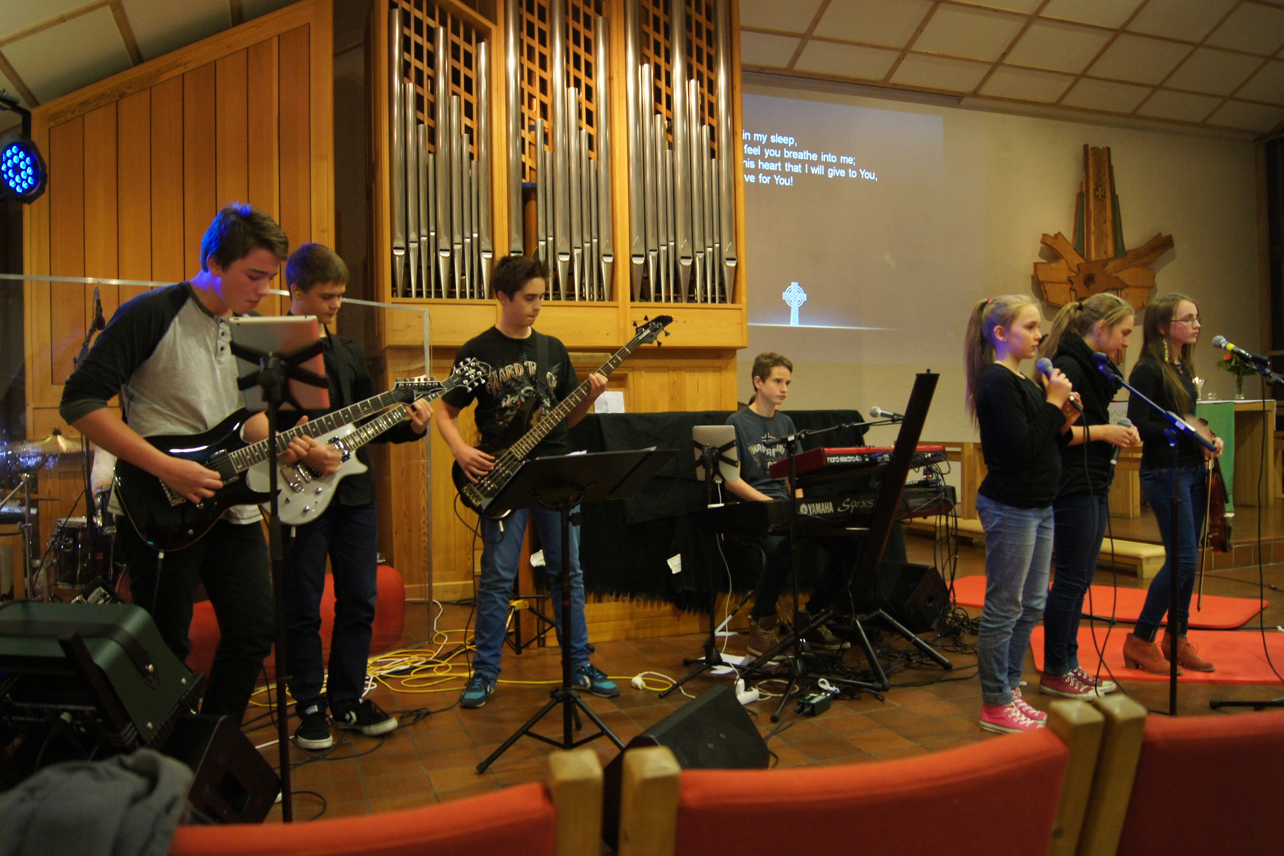 Rockegudstjeneste i Kolstad kirke med Fireband. Foto O. Brattli