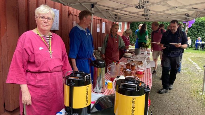 - Å være frivillig her i Kirkehagen gir meg et fellesskap, forteller Grete Ståhl (t.v). Foto: Yngvil Bjellaanes